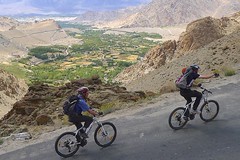 Auffahrt zum Kardung La, 5602 m, mit Blick auf Leh. Foto: Günther Härter. Auffahrt zum Kardung La, 5602 m, mit Blick auf Leh. Foto: Günther Härter.