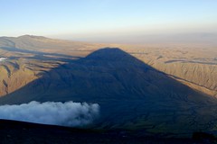 Morgendlicher Schatten des Ol Doinyo Lengai beim Aufstieg zum Gipfel. Foto: Helga Hengge.