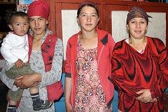 Pamir-Trekking in Tadschikistan, Familie in Batjor. Foto: Bruno Baumann.