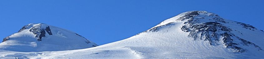Kaukasus, Elbrus-Reise. Links der Westgipfel (Hauptgipfel), 5642 m, rechts der Ostgipfel, 5621 m. Foto: Günther Härter.
