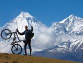 Nepal, MTB-Runde um Annapurna. Am Thorong-Pass, 5416 m, mit Dhaulagiri, 8167 m. Foto: Andreas Uffelmann. Nepal, MTB-Runde um Annapurna. Am Thorong-Pass, 5416 m, mit Dhaulagiri, 8167 m. Foto: Andreas Uffelmann.