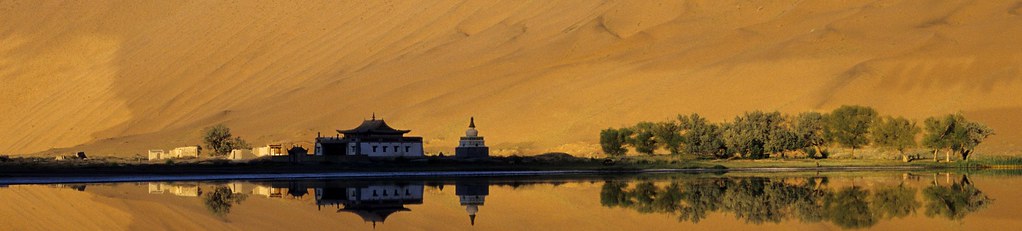 Kameltrekking in der Wüste Gobi. Das Kloster Badain Jilin inmitten der Wüste. Foto: Günther Härter.